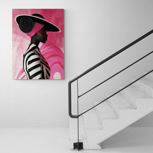 Retrato elegante de mujer con sombrero y fondo rosa