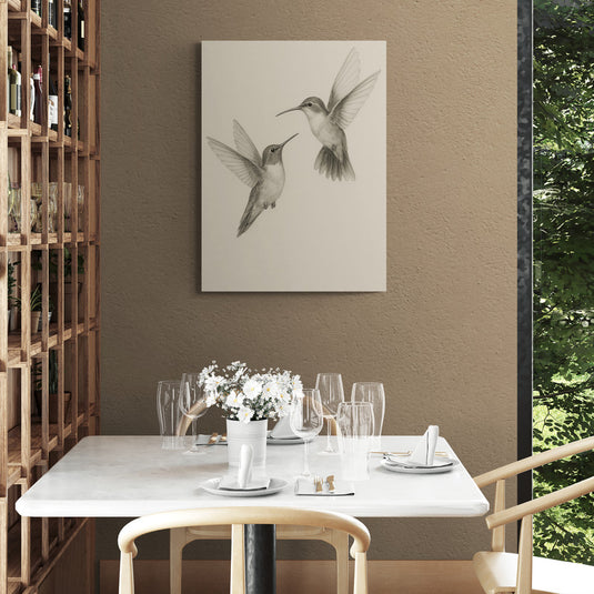 Cuadro decorativo con flores plumeria blancas y amarillas sobre fondo marrón 