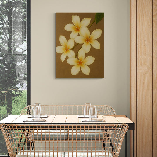 Cuadro decorativo de flores plumeria blancas y amarillas sobre fondo marrón 