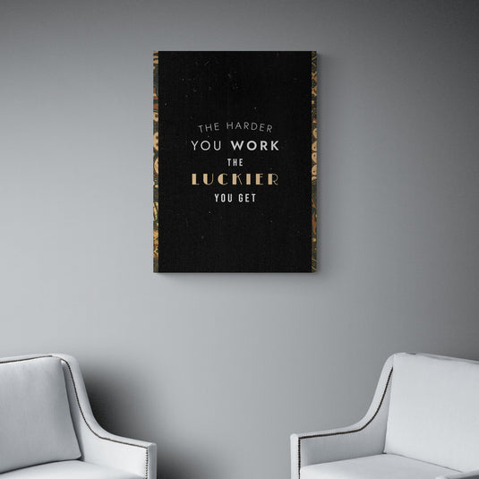 Póster motivacional sobre el trabajo duro y la suerte