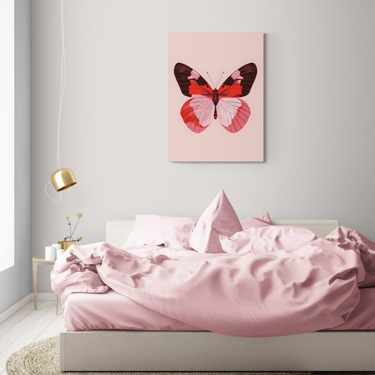 Pintura minimalista de mariposa en tonos rojos y rosas sobre fondo rosa claro