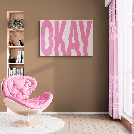 Arte tipográfico en rosa y blanco con la palabra "OKAY" para decoración moderna.