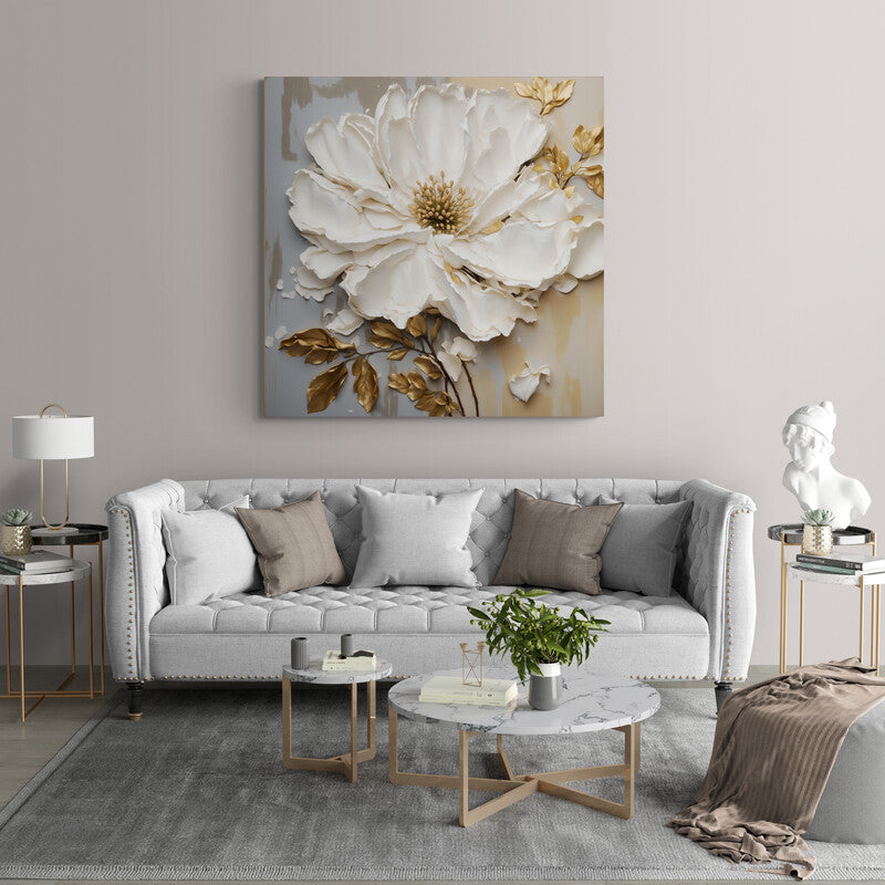 Pintura en relieve de una flor de magnolia blanca con detalles en oro sobre fondo neutro.
