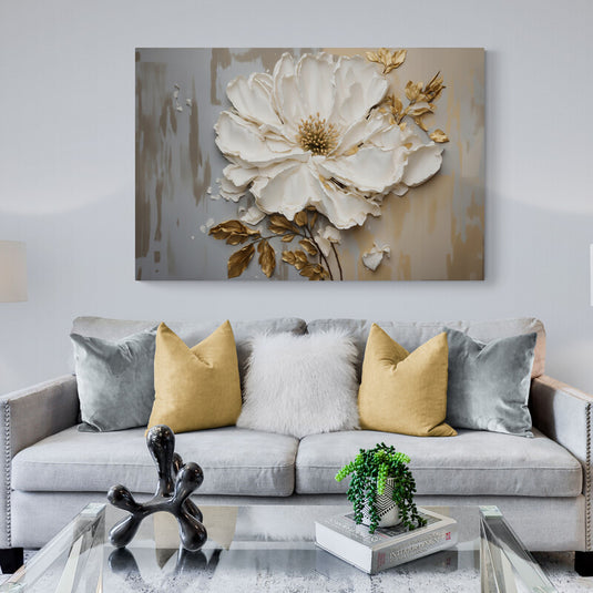 Pintura en relieve de una flor de magnolia blanca con detalles en oro sobre fondo neutro.