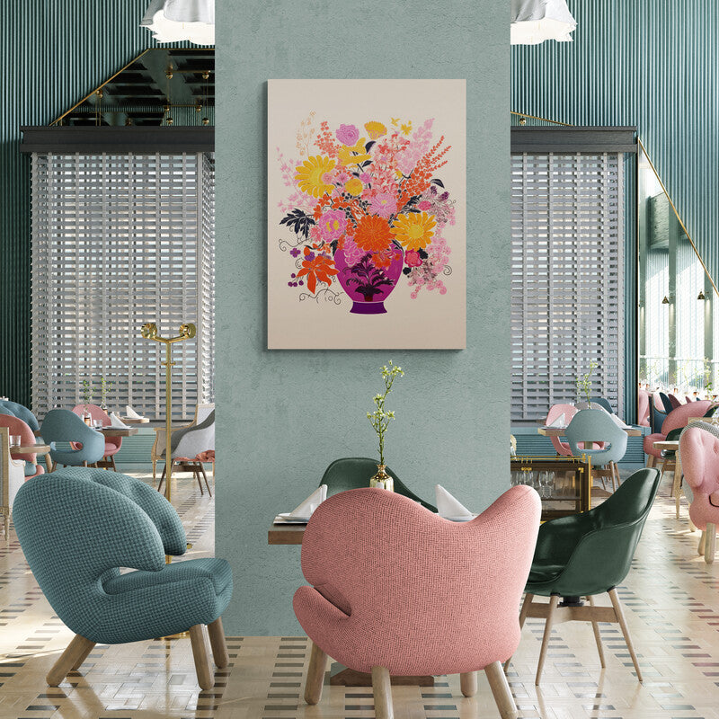 Arte vibrante con un jarrón morado lleno de flores estilizadas en colores brillantes.