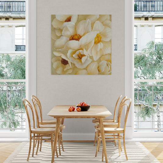 Pintura realista de magnolias con pétalos blancos y centros dorados