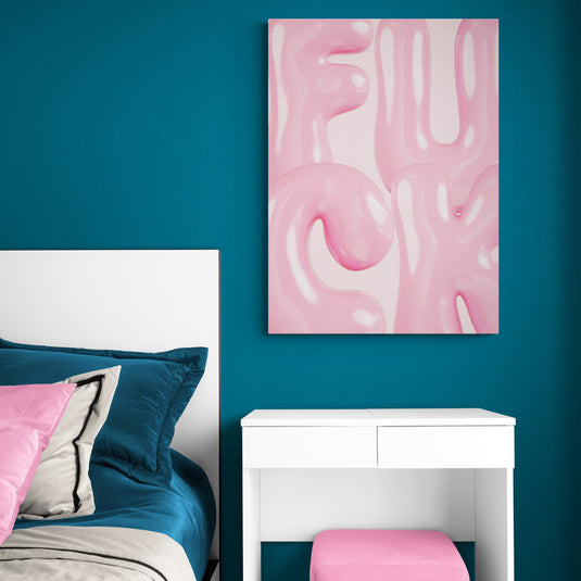 Cuadro tipográfico rosa sobre pared azul en dormitorio moderno