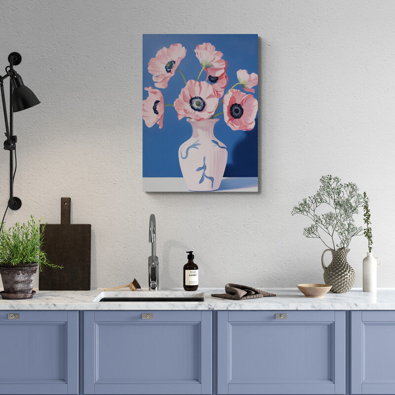 Pintura realista de amapolas rosadas en jarrón blanco sobre fondo azul