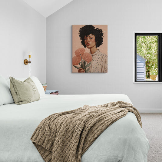 Retrato de una mujer joven con rizos negros y hortensias rosadas en tonos pastel.