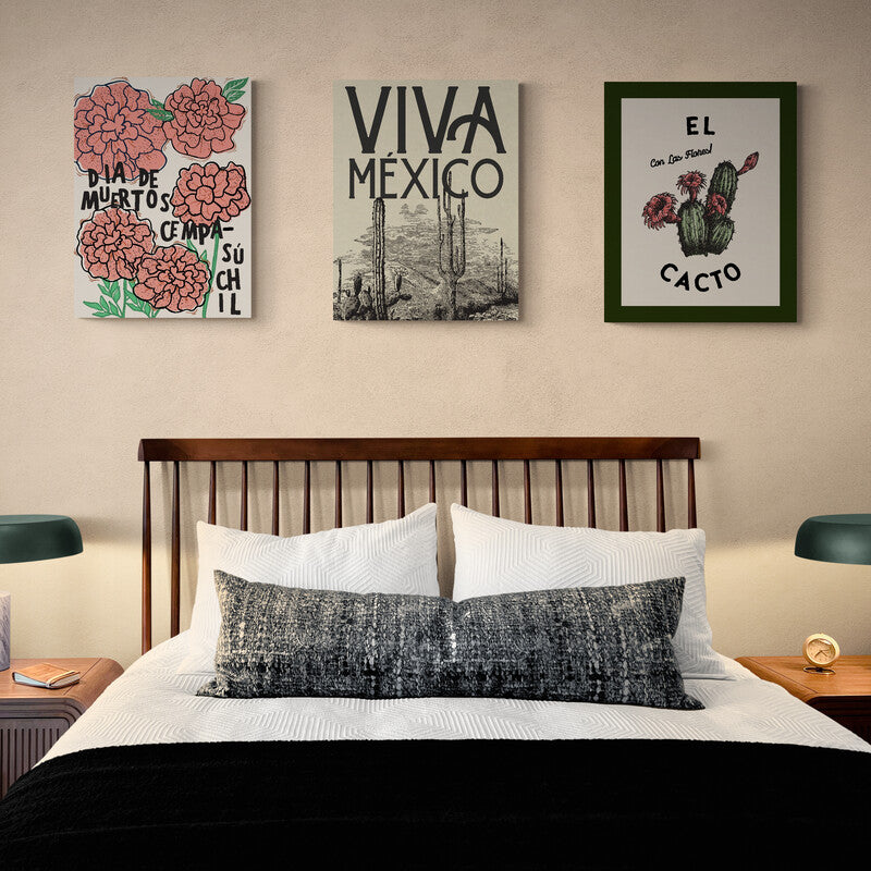 Set de 3 cuadros: 1) Flores de cempasúchil rosa palo pintadas en fondo blanco con frase 'Día de Muertos Cempasúchil', 2) 'Viva México' en fondo crema-café con siluetas de cactus negros, 3) 'El cato' con cactus y flores rosadas en marialuisa verde sobre fondo claro