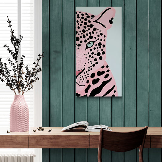 Cuadro moderno de leopardo rosa en espacio con pared verde y escritorio de madera