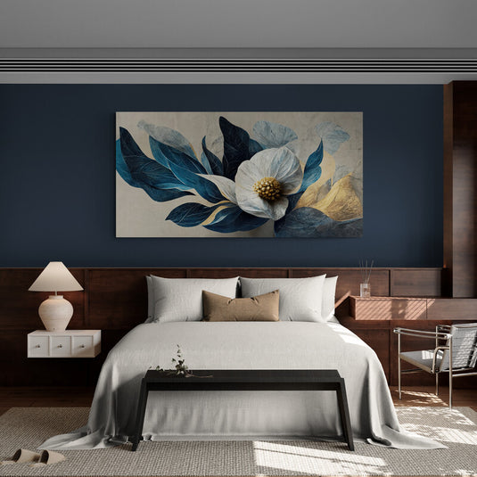 Obra de arte con flor de magnolia y hojas en colores azules y dorados sobre fondo neutro