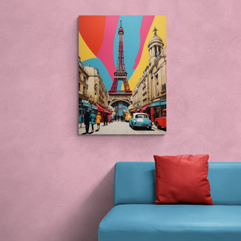 Pintura estilizada de la Torre Eiffel en París con cielo abstracto en tonos de rosa y azul, coches vintage y peatones en una calle bulliciosa