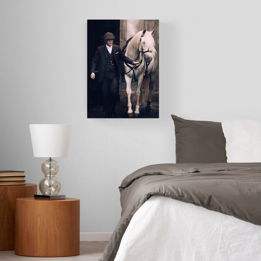 Peaky blinder con caballo blanco