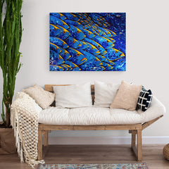 Pintura expresionista de cardumen de peces en tonos azules y acentos amarillos