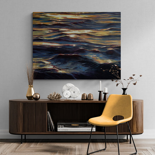 Pintura al óleo de olas marinas al atardecer con ricos tonos marrones y ámbar