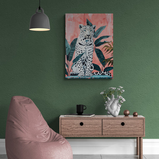 Pintura de leopardo rodeado de plantas tropicales sobre fondo coral