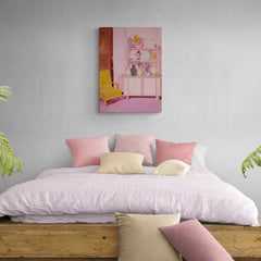 Pintura de interior con silla amarilla y estantería rosa con jarrones