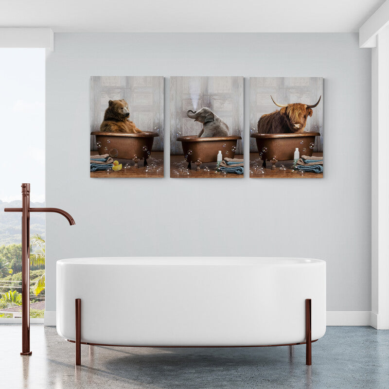 Conjunto de cuadros surrealistas: oso, elefante y güey en baños con tina café, fondo gris y detalles de toallas y burbujas