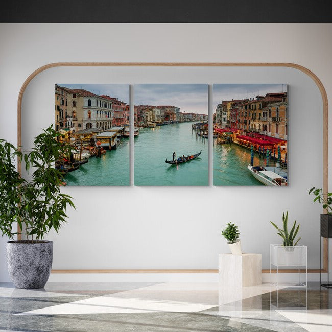 Tríptico del Gran Canal de Venecia con góndola al atardecer