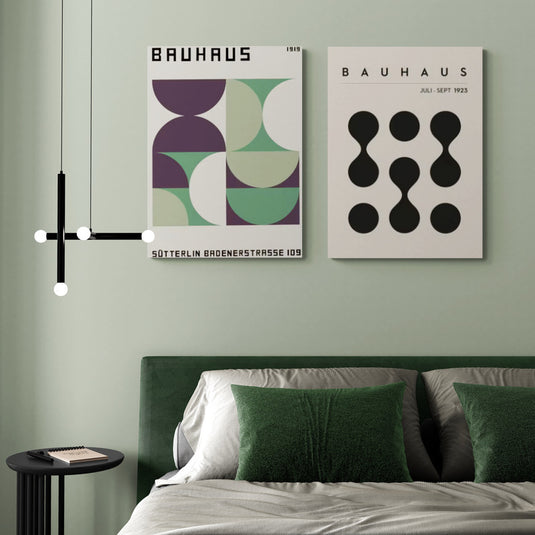 Cuadros Bauhaus con diseños geométricos en una habitación moderna con paredes verdes y detalles en verde oscuro.