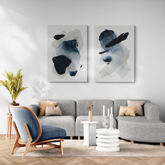 Conjunto de cuadros abstractos en tonos azul marino, gris y dorado para sala de estar moderna.