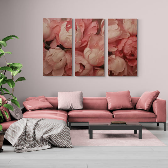 Tríptico de peonías en tonos rosa suave y crema para decoración elegante