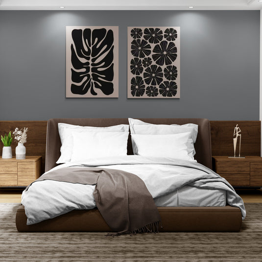 Set de cuadros decorativos monocromáticos con diseños botánicos abstractos en tonos negros y beige para interiores minimalistas.