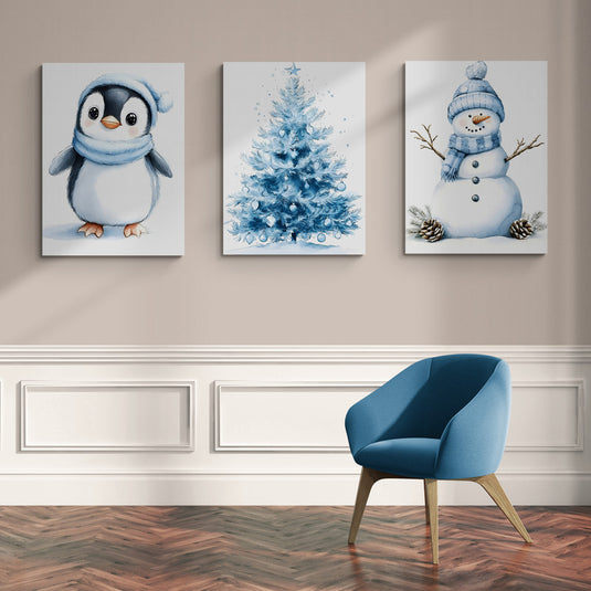 Tríptico invernal con pingüino, árbol de Navidad azul y muñeco de nieve.