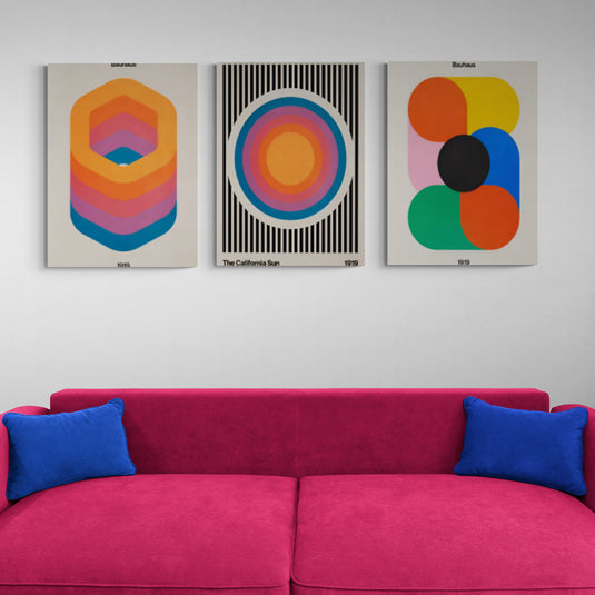 Set de cuadros con diseños geométricos y colores vibrantes, estilo Bauhaus, perfecto para decoración moderna en salas creativas.