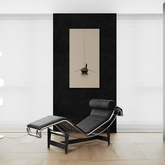 Cuadro decorativo minimalista de figura solitaria en bote sobre agua calma en tonos neutros y composición vertical elegante