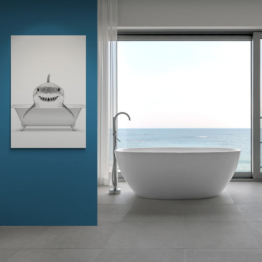 Arte de baño con un tiburón en la bañera en blanco y negro, junto a una vista al mar.