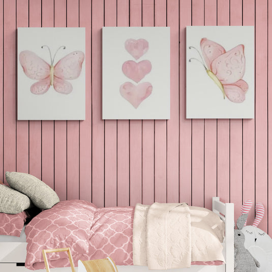 Tríptico de mariposas y corazones en tonos rosados para decoración infantil.