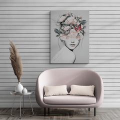 Retrato artístico de mujer con corona de rosas y mariposas sobre fondo monocromático.
