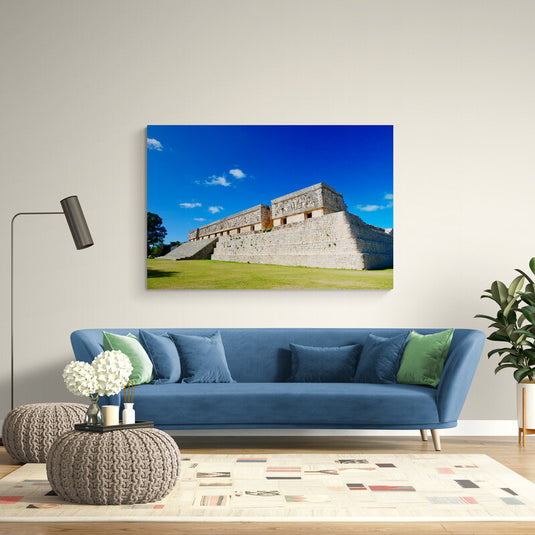 Palacio del Gobernador en Uxmal bajo un cielo azul

