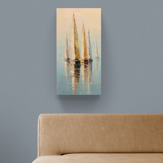 Cuadro decorativo de un velero navegando en aguas tranquilas al atardecer, con tonos suaves y una atmósfera serena