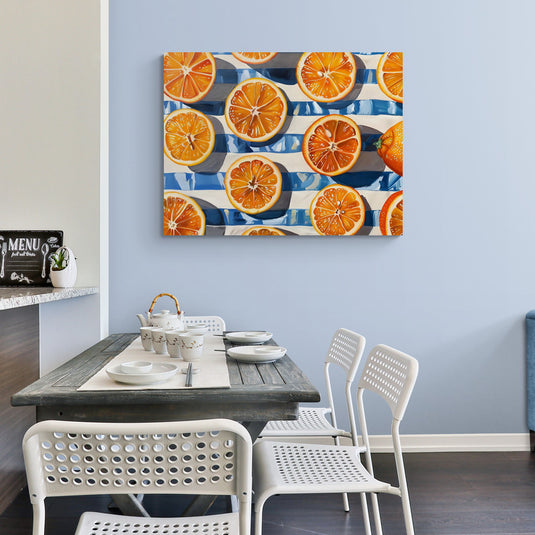 Pintura de naranjas sobre fondo azul para decoración fresca y moderna en cocina.