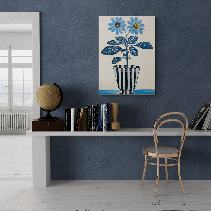 Obra de arte con flores azules estilizadas en una maceta a rayas sobre fondo blanco.