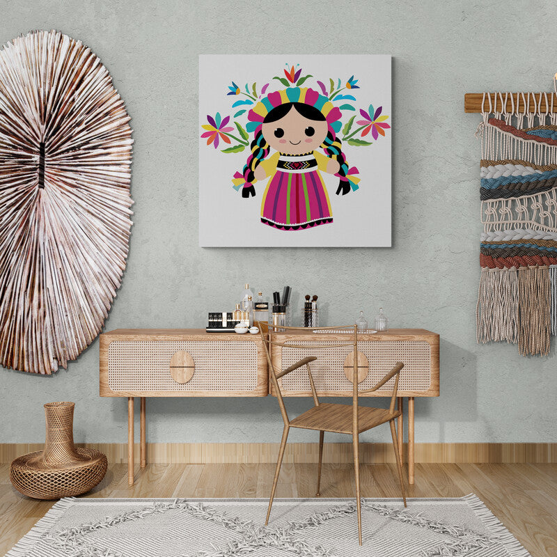 Ilustración colorida de una muñeca tradicional con vestimenta y corona de flores.