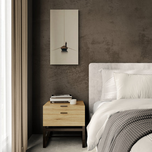 Cuadro decorativo minimalista de figura solitaria en bote sobre agua calma en tonos neutros y composición vertical elegante