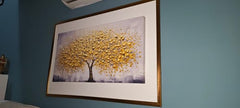 Árbol amarillo de la abundancia en la pared de un cliente