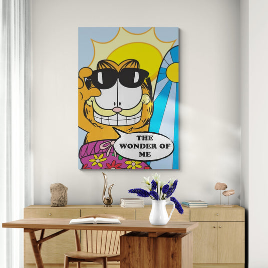 Garfield con gafas de sol y frase 'The wonder of me' en un cartel decorativo