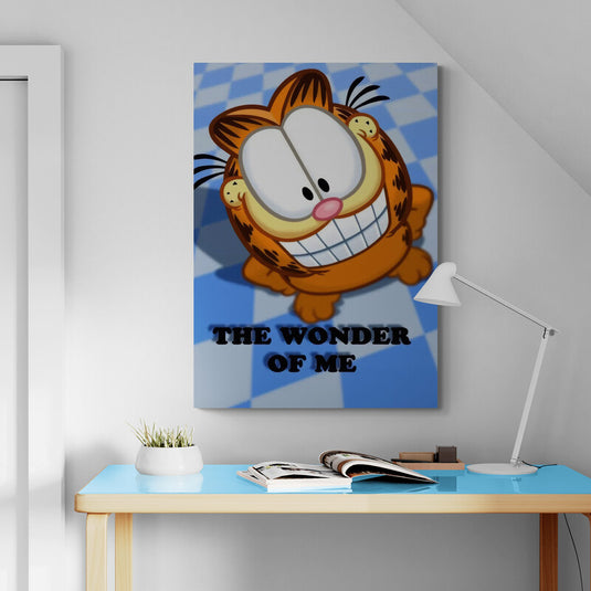 Garfield sonriente con mensaje 'The wonder of me' en cartel decorativo