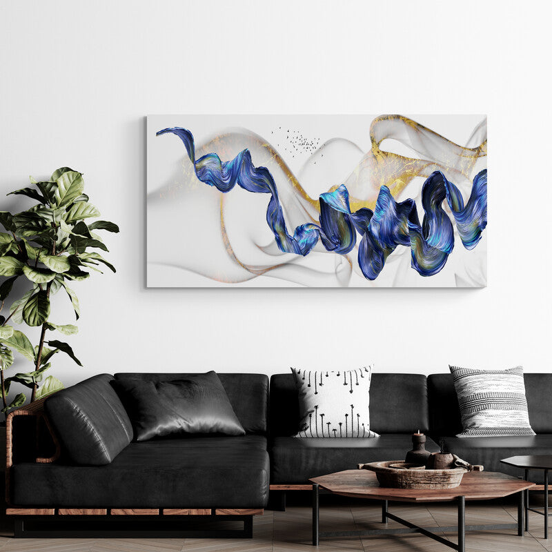 Pintura abstracta dinámica con tonos azules y toques dorados