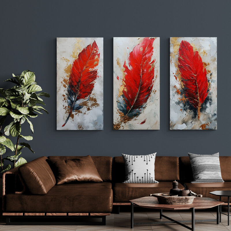 Tríptico de arte moderno con plumas en tonos rojos y azules sobre fondo neutro en sala de estar contemporánea