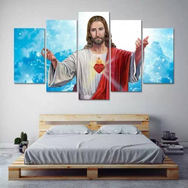 Conjunto modular de cuadros con figura de Jesús en fondo azul, compuesto por 5 piezas de tres tamaños distintos