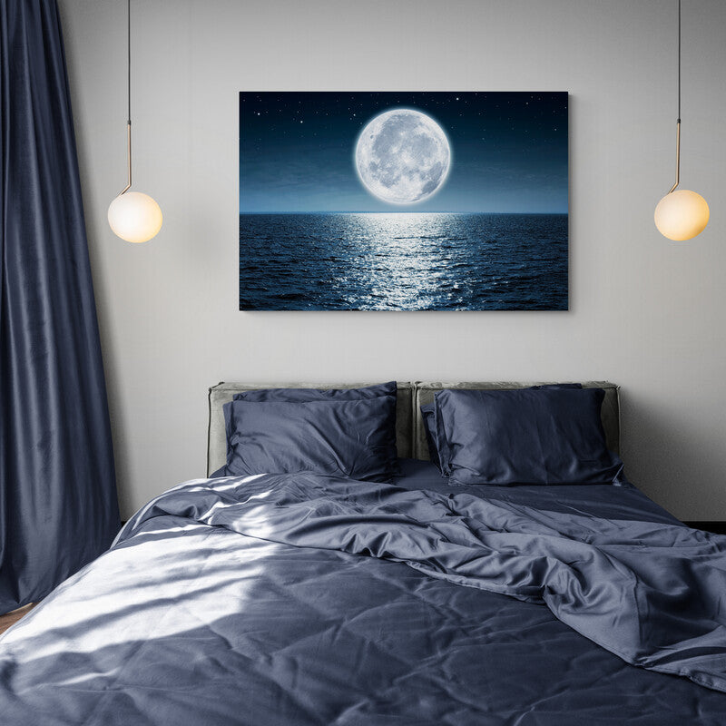 Imagen de la luna llena brillante sobre el océano nocturno