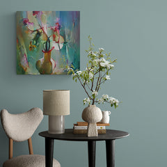 Pintura expresionista abstracta de una naturaleza muerta con una vasija y formas florales.