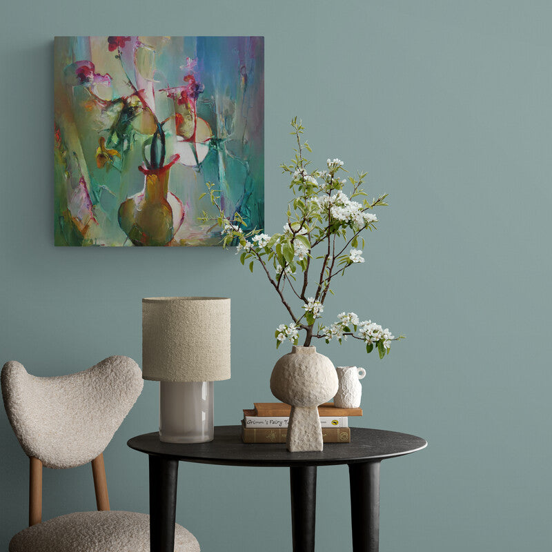 Pintura expresionista abstracta de una naturaleza muerta con una vasija y formas florales.