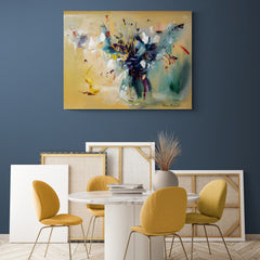 Pintura abstracta de un ramo de flores en óleo con colores vibrantes sobre fondo dorado